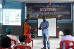 NATAL_1_Hadiah diberikan untuk perempuan petani kader Yapkema yang berperan penting dalam perawatan kebun kopi Arabika-yapkema.dok