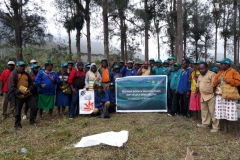 TRAINING_DOGIYAI_1_Foto bersama usai praktek lapangan pelatihan pasca panen kopi Arabika Dogiyai-yapkema.dok